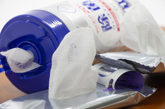 除菌と消毒の意味の違いを知った上でアイテムを使い分ける様子
