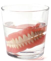 入れ歯やマウスピースを清潔に保つ方法