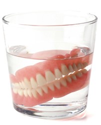 入れ歯やマウスピースを清潔に保つ方法