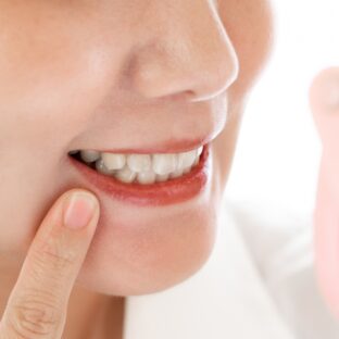 正しい入れ歯の知識とお手入れ方法