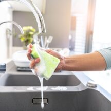 キッチンまわりの“見えない菌”に備える~まな板・スポンジ・ふきんケア術